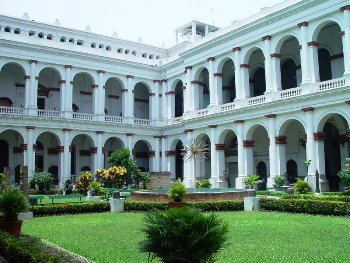 Featured is a photo of the courtyard of the Indian Museum of Calcutta (Kolkata). 